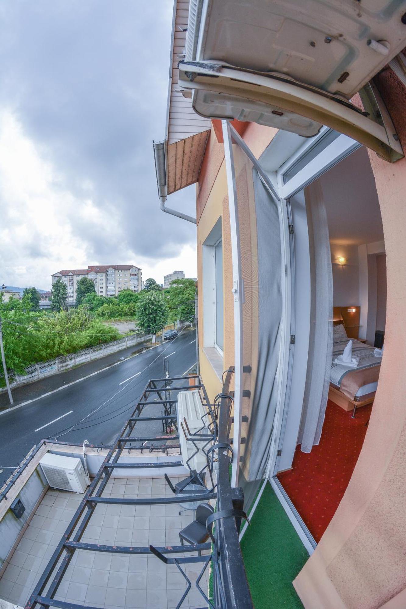 Pensiune Valentina Hotell Râmnicu Vâlcea Exteriör bild